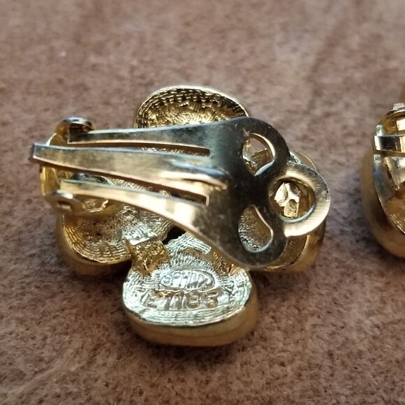 Vintage SPHINX Red Enamel Four-Leaf Clover Clip Earrings – Gold-Tone Lucky Charm - Picture 6 of 7